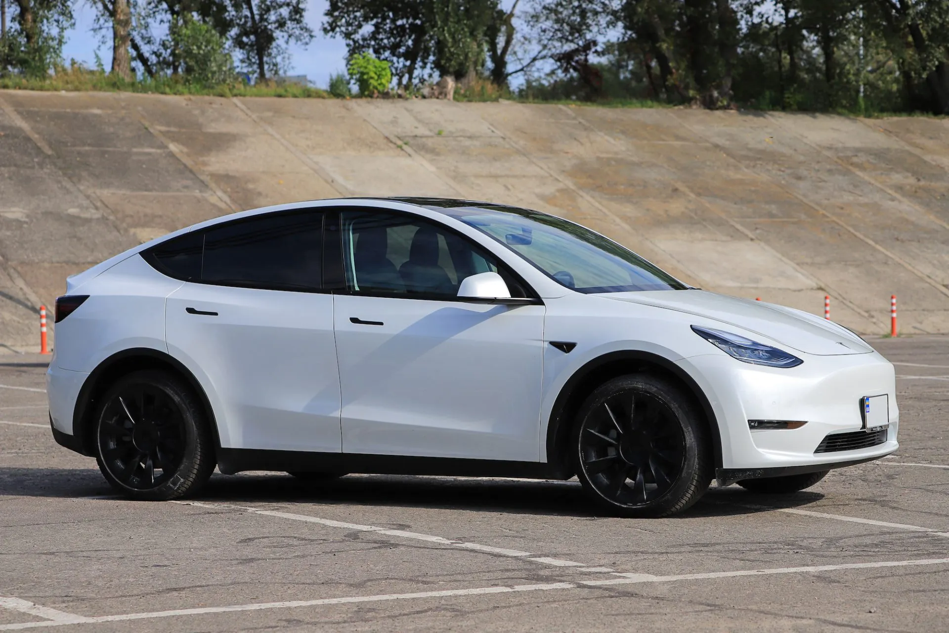 Tesla Model Y in weiß Tesla Model Y in weiß