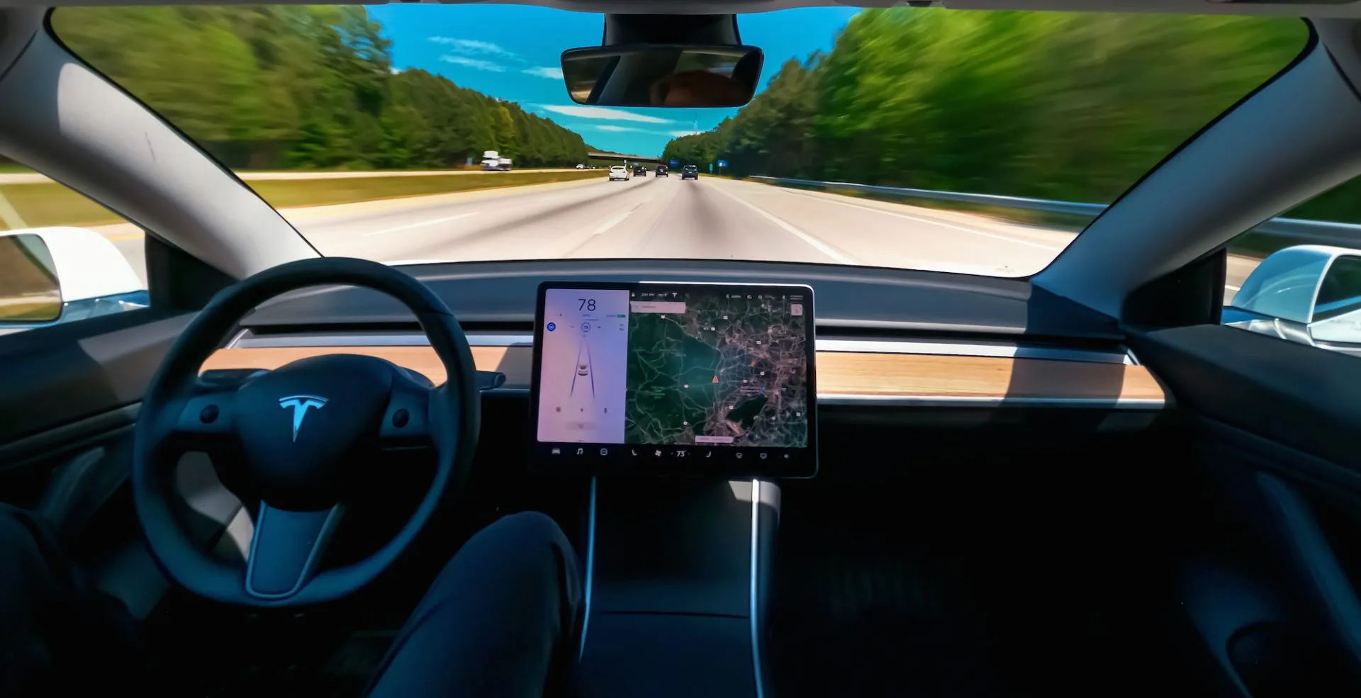 Tesla im Autopilot Modus