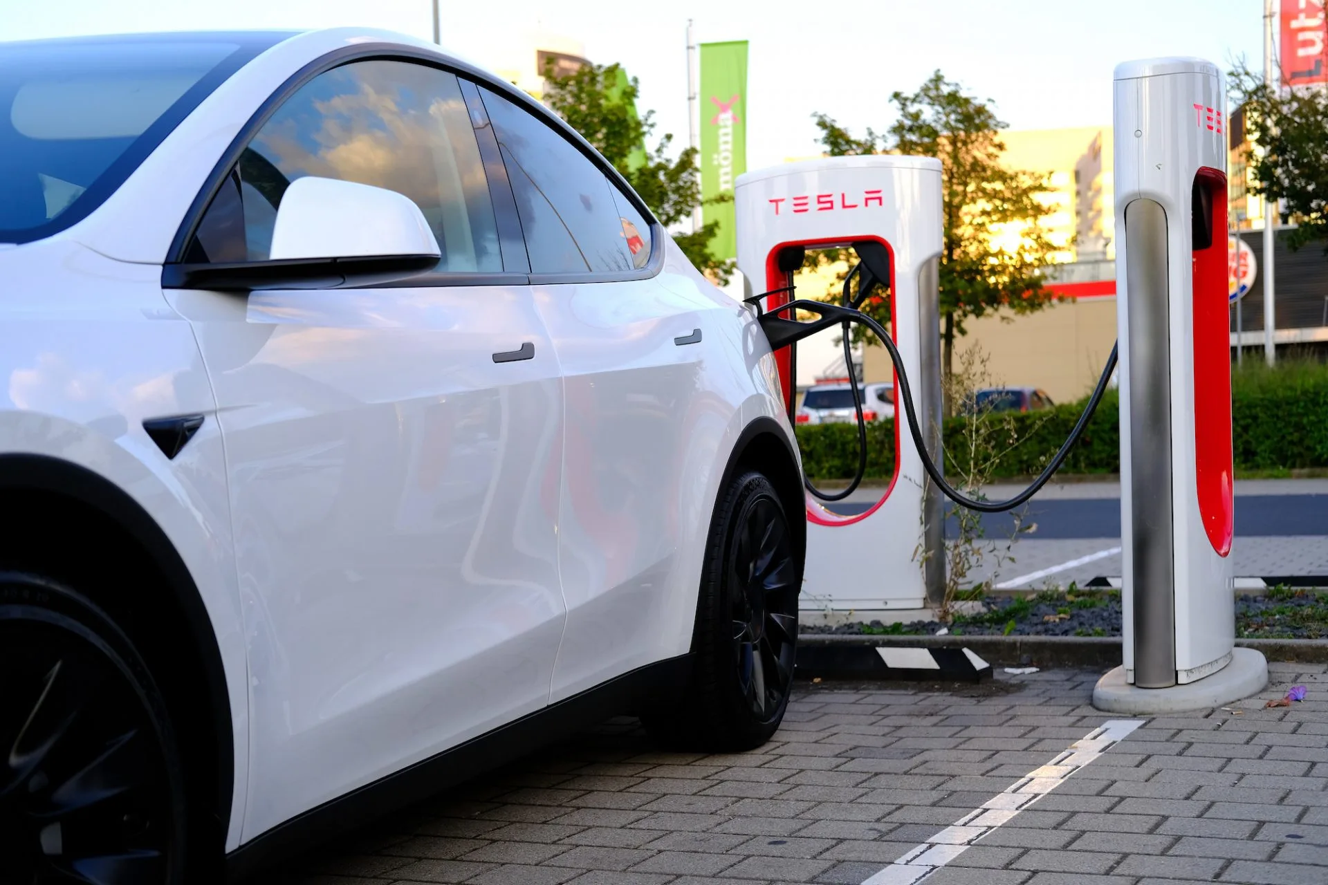 Tesla beim Aufladen an der Tankstelle