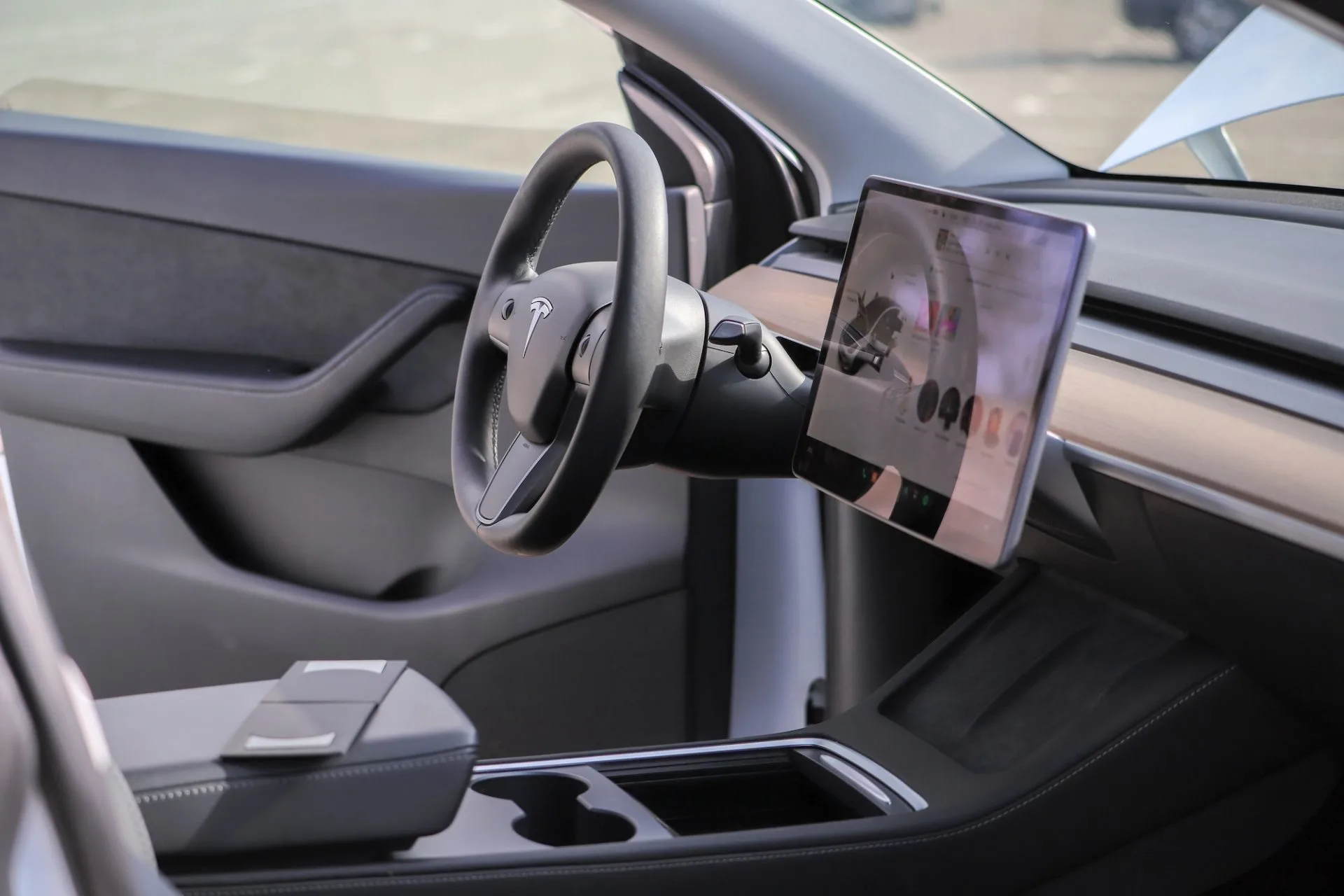 Das innere vom Tesla mit Lenkrad und Bildschirm