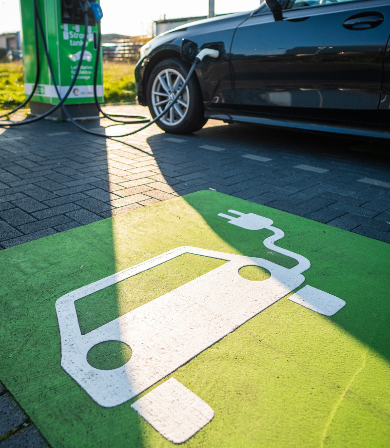 Ein E-Auto lädt an einer öffentlichen Ladestation in Düsseldorf