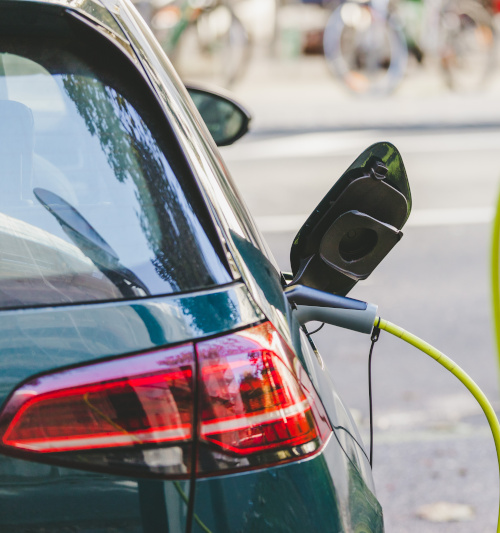 Elektroauto wird bei E-Ladestation aufgeladen