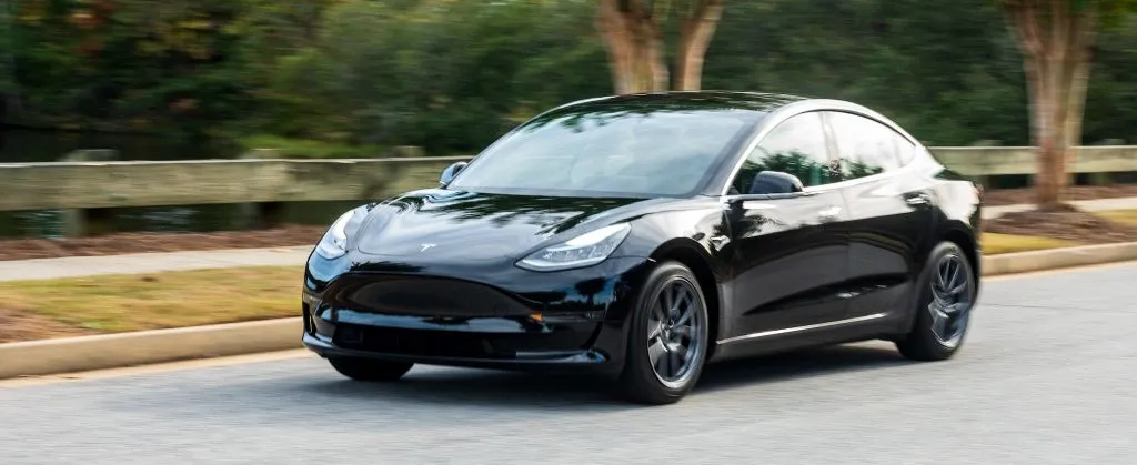 Tesla Model 3 in schwarz Tesla Model 3 in schwarz