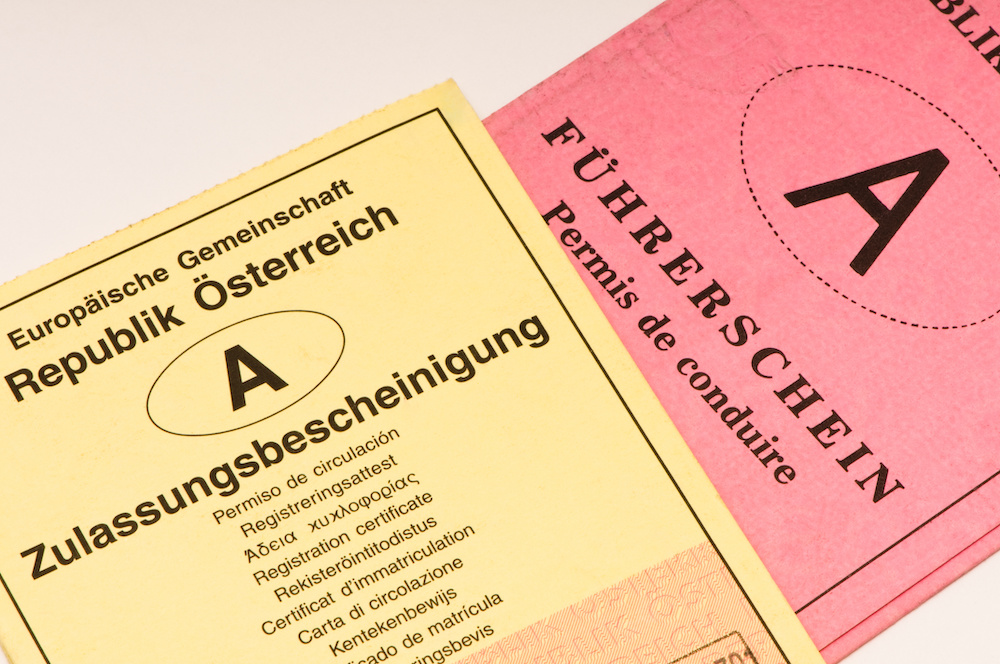 Zulassungsbescheinigung und Führerschein Zulassungsbescheinigung