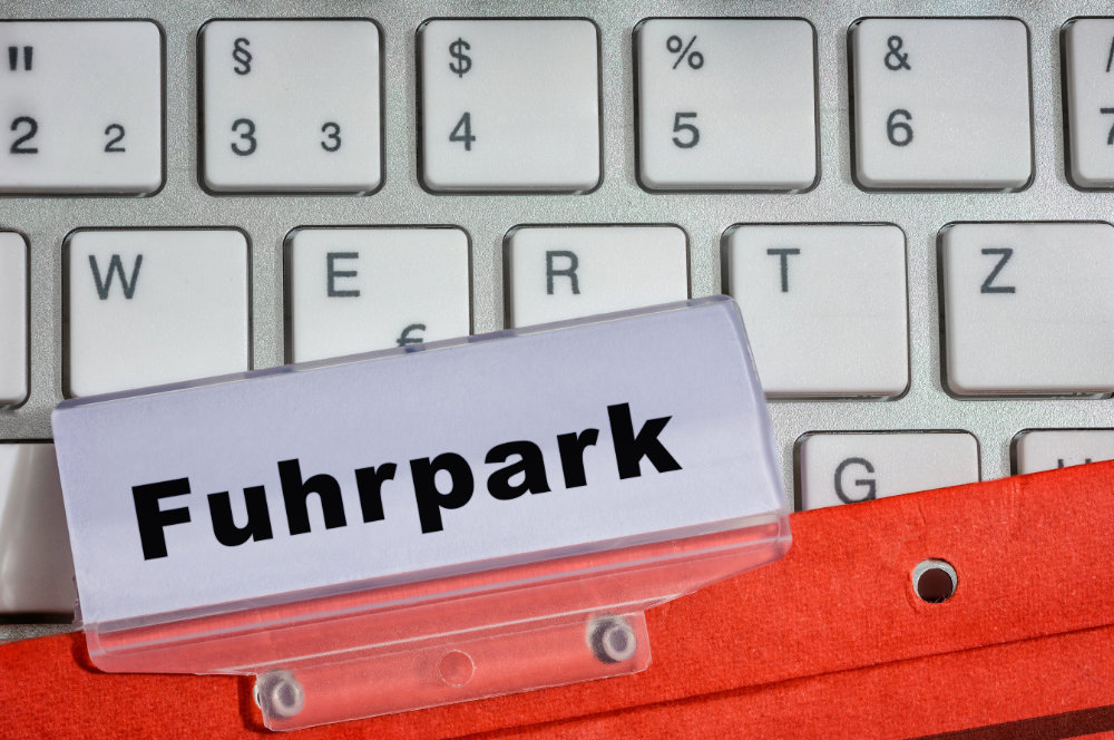 Tastatur mit daraufliegender Mapp mit der Aufschrift Fuhrpark
